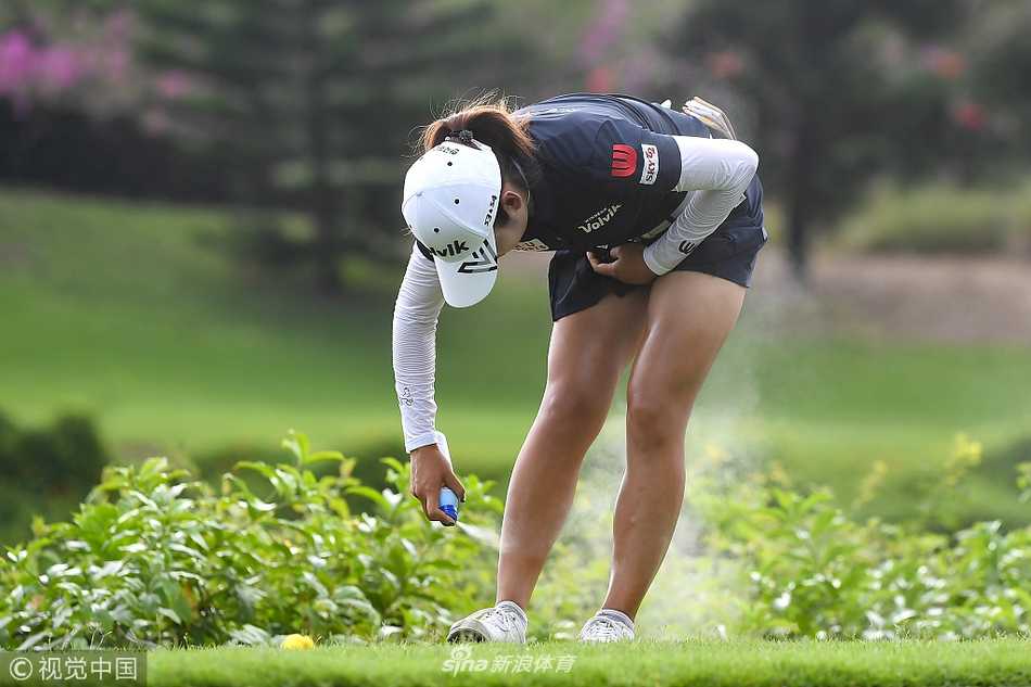 两位女球手在比赛中友好交流，脸上带着明媚的笑容，展现了赛场上的友谊与体育精神。