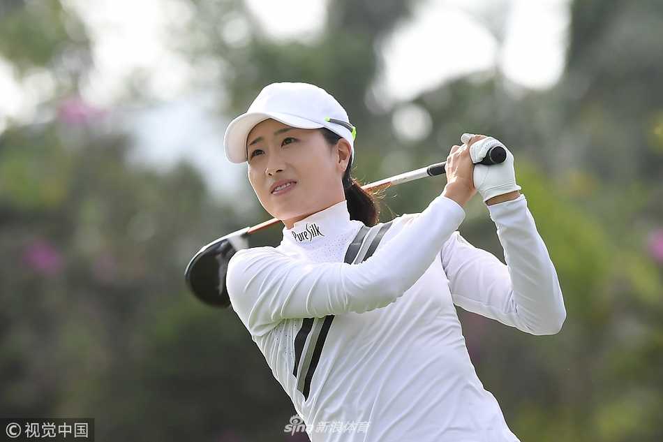 选手在沙坑中救球，沙粒飞扬的瞬间捕捉到了力量与技巧的完美结合。