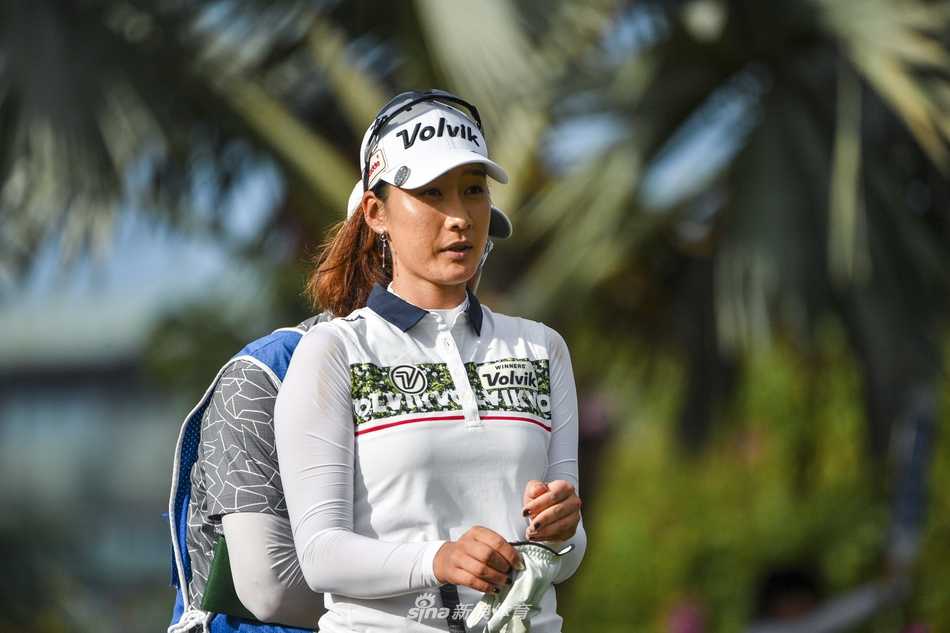 赛事颁奖典礼全景，获奖球手们齐聚台上，共同庆祝比赛的圆满结束与彼此的成就。