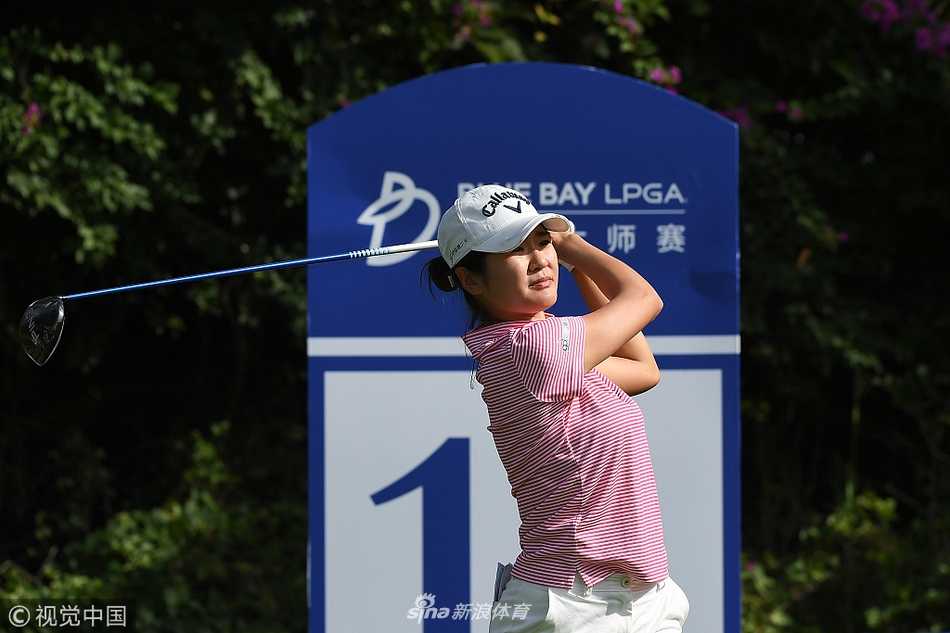 比赛中的精彩抓拍，球手完成挥杆后优雅的收杆姿势，身体平衡与协调性尽显无遗。