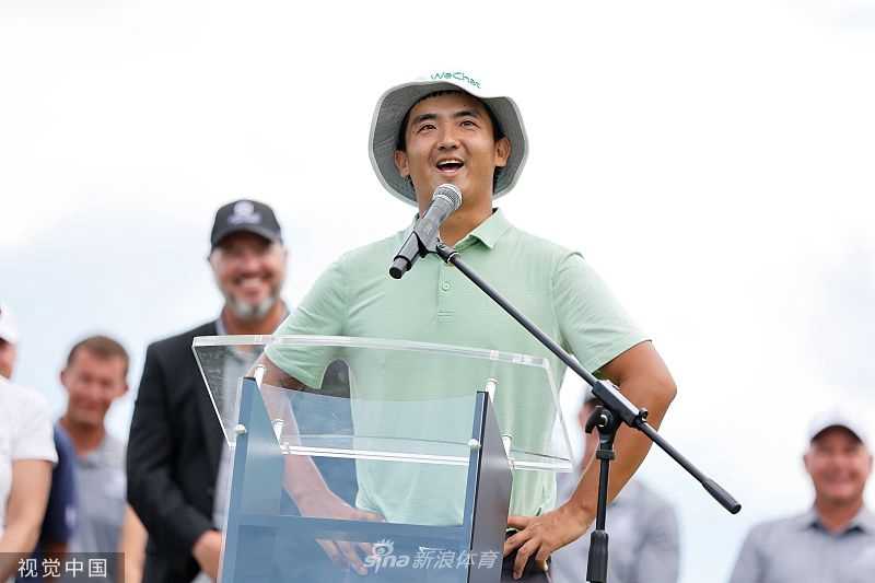 窦泽成夺光辉巡回赛第三冠重返美巡 中国双子星闪耀科罗拉多 窦泽成在第十八洞果岭推入锁定冠军的最后一推,瞬间紧握双拳,激情呐喊释放所有压力