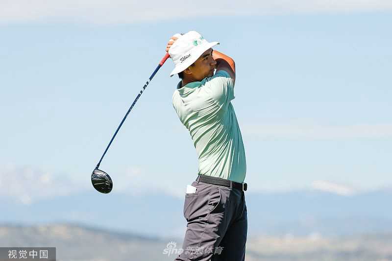 窦泽成夺光辉巡回赛第三冠重返美巡 中国双子星闪耀科罗拉多 窦泽成凝视冠军奖杯,眼神中既有如释重负的欣慰,也有对未来的坚定憧憬