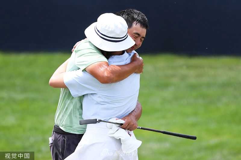 窦泽成夺光辉巡回赛第三冠重返美巡 中国双子星闪耀科罗拉多 夺冠后,好友们冲向果岭将清水泼向窦泽成,水花四溅中洋溢着最真挚的喜悦与祝福