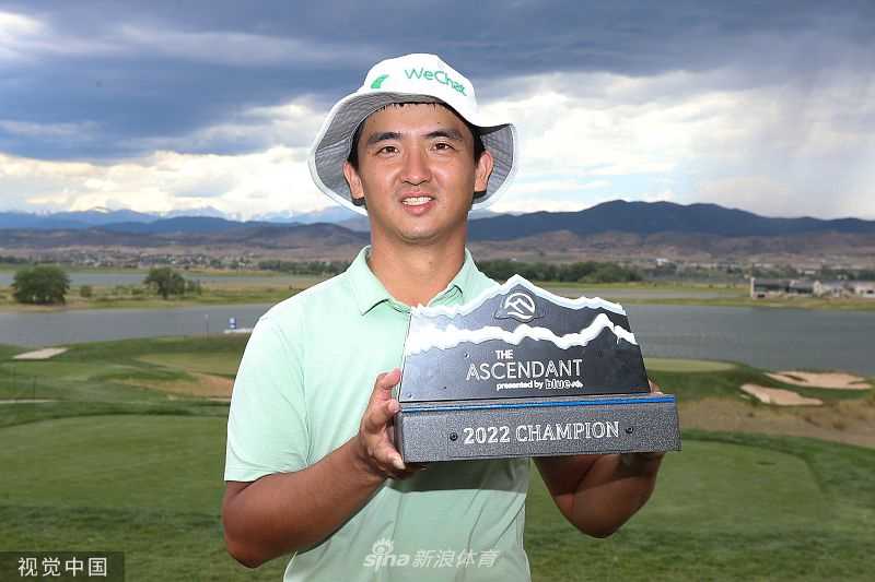 窦泽成夺光辉巡回赛第三冠重返美巡 中国双子星闪耀科罗拉多 窦泽成面带谦和而自信的微笑,向观众挥手致意,尽显冠军风范与亲和力