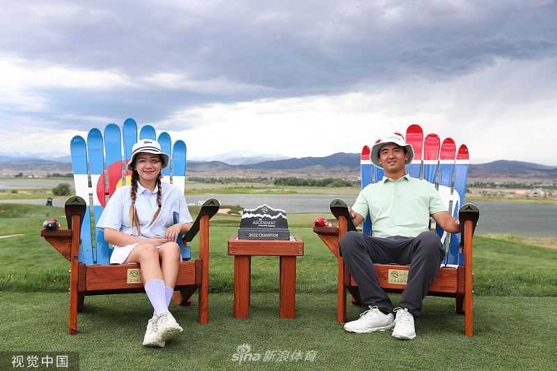 窦泽成夺光辉巡回赛第三冠重返美巡 中国双子星闪耀科罗拉多 窦泽成与决赛轮同组球员友好交流,彰显了高尔夫运动尊重与友谊并存的绅士风度