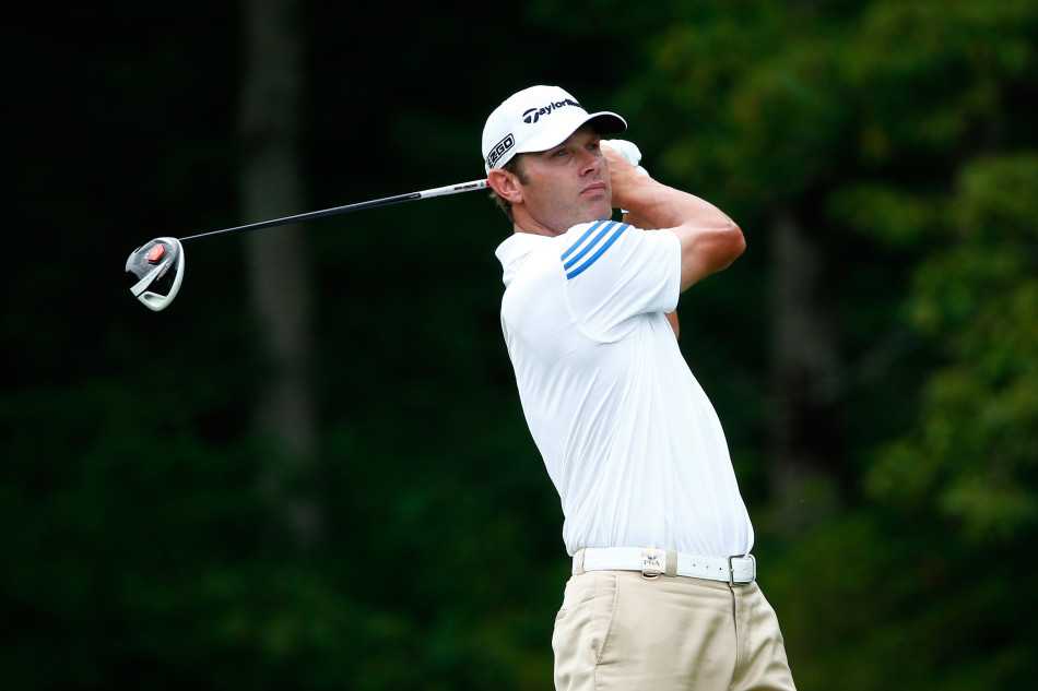 绿茵之上群星闪耀:高尔夫名将的力与美瞬间 马丁·凯梅尔全神贯注凝视果岭,阳光在他身后拉出长长的身影,仿佛整个球场的重量都凝聚在他冷静的目光中。