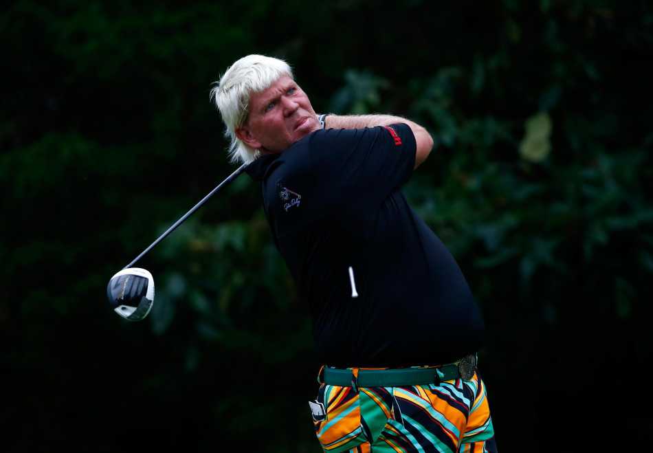 绿茵之上群星闪耀:高尔夫名将的力与美瞬间 简森·戴伊全力挥杆瞬间,肌肉线条紧绷,面露专注之色,一号木杆头与小球碰撞的刹那仿佛即将迸发出惊人的能量。