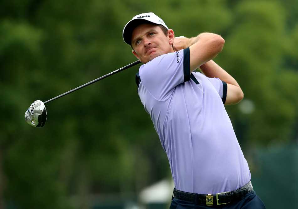 绿茵之上群星闪耀:高尔夫名将的力与美瞬间 南非球员萨巴蒂尼果岭边仔细阅读推杆线路,他蹲下身,用手感知草纹,将科学与直觉融于一体。