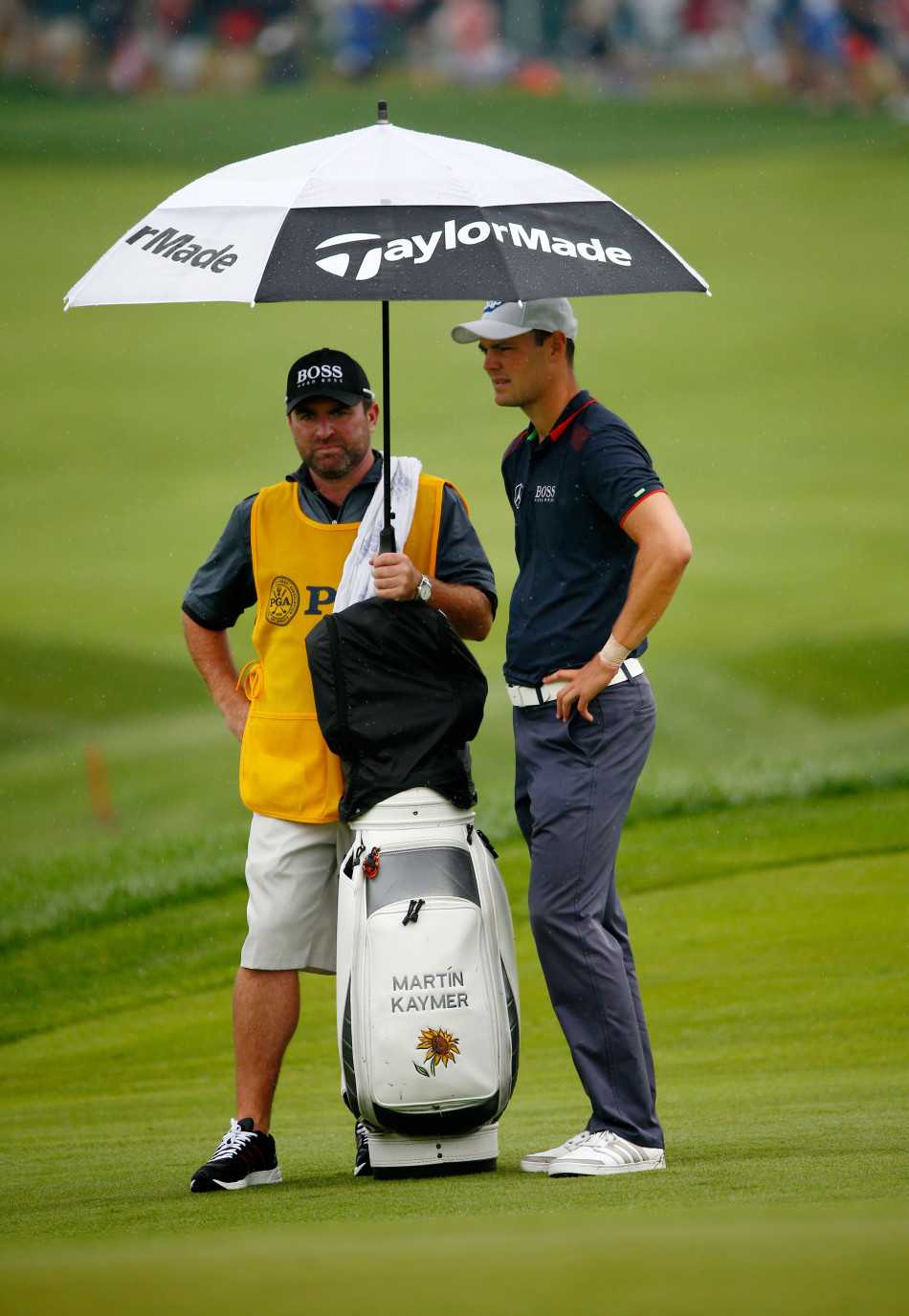 绿茵之上群星闪耀:高尔夫名将的力与美瞬间 塞尔吉奥·加西亚在长草中果断救球,沙土飞溅,展现了他不惧挑战、勇于冒险的经典球风。