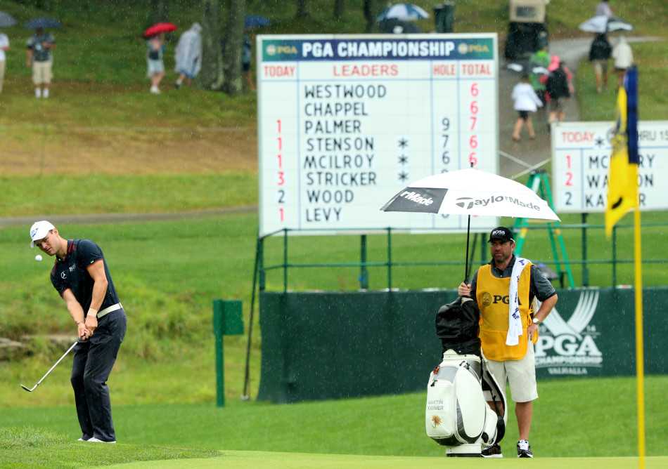 绿茵之上群星闪耀:高尔夫名将的力与美瞬间 贾斯丁·罗斯完成一次完美的一号木开球,身体完全舒展,球杆挥至最高点,背景是开阔的蓝天与绵延的球道。