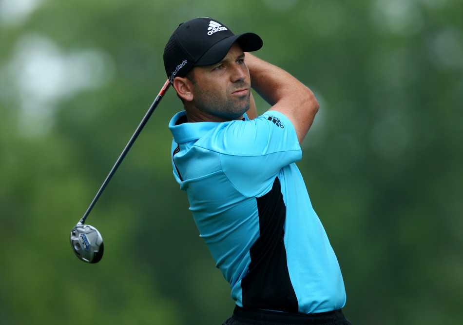 绿茵之上群星闪耀:高尔夫名将的力与美瞬间 波·维克利在开球台上露出标志性的轻松笑容,仿佛巨大的比赛压力在他举重若轻的态度面前消散于无形。