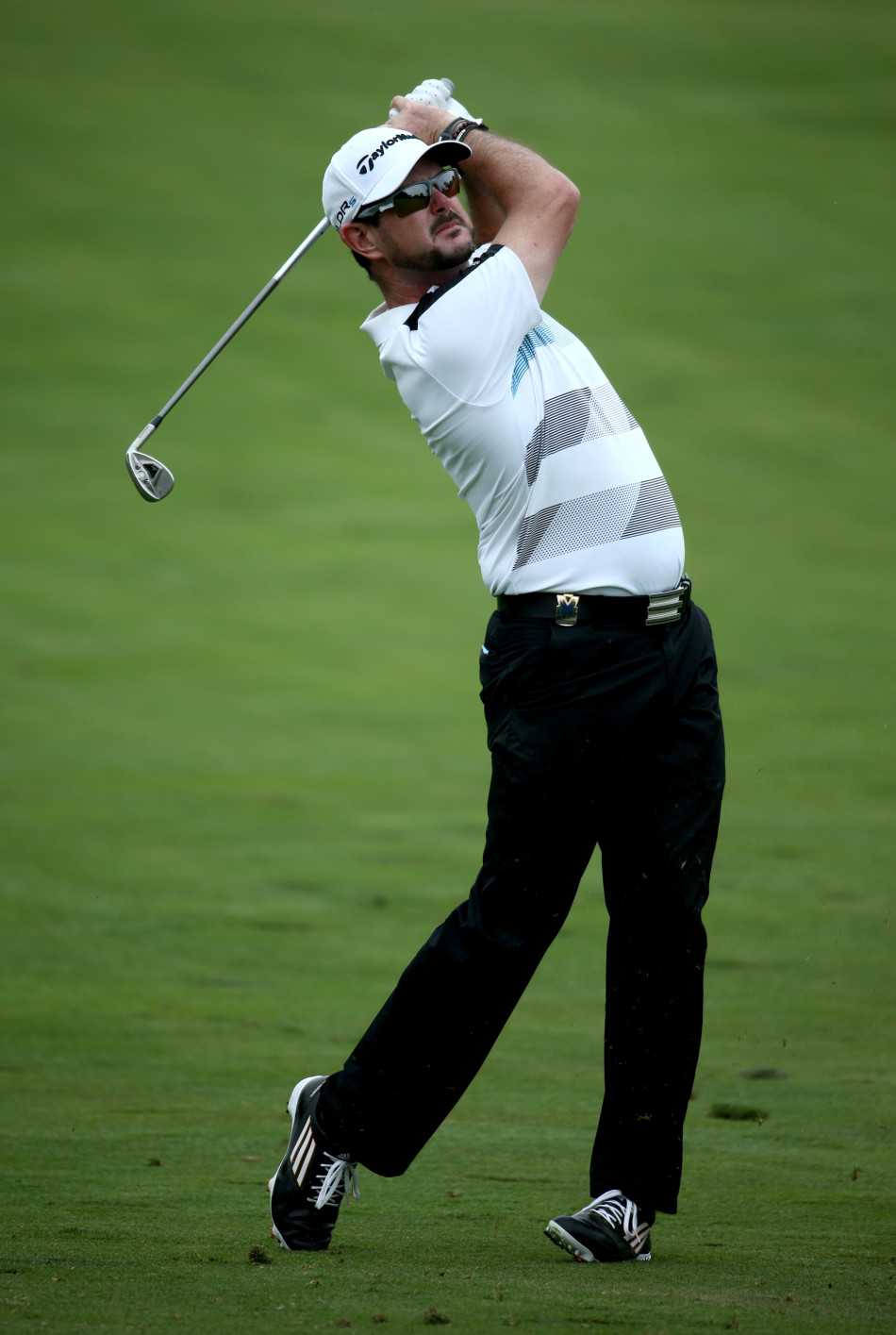 绿茵之上群星闪耀:高尔夫名将的力与美瞬间 罗伯特·卡尔森在树林中冷静观察球位,陷入沉思,展现了在复杂环境下顶尖球员所需的缜密计算与冒险精神。