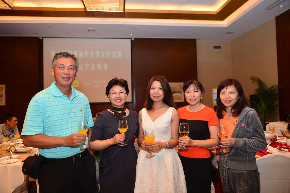 第七届新浪高尔夫博友欢聚晚宴纪实 晚宴现场气氛热烈,新浪高尔夫频道主编赖贺斌正在台上进行开场致辞,背景大屏幕显示出第七届博友会的欢迎字样。