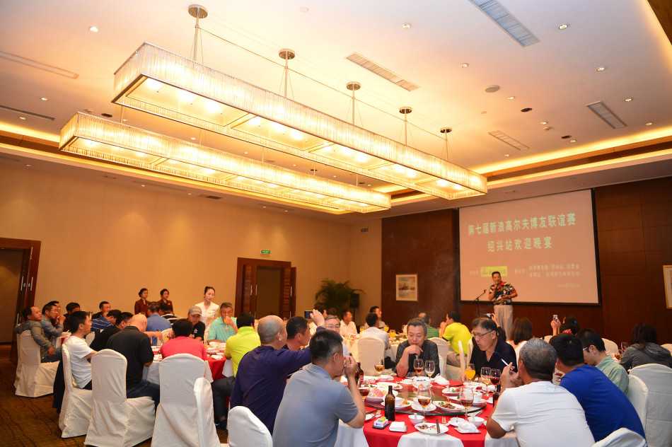 第七届新浪高尔夫博友欢聚晚宴纪实 风趣的主持人风尘子手持话筒,正在即兴发挥,逗得台下嘉宾JOANNA和南唐斌主-赵哥开怀大笑。