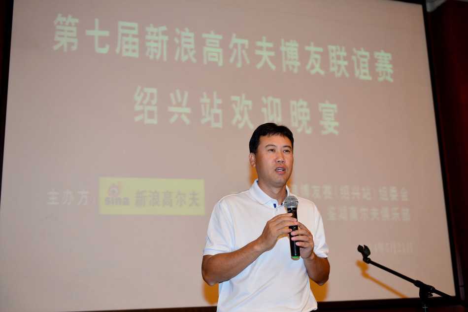 第七届新浪高尔夫博友欢聚晚宴纪实 黄药师(中)正举杯向同桌友人敬酒,众人笑容满面举杯回应,桌上菜肴丰盛,洋溢着欢聚的喜悦。