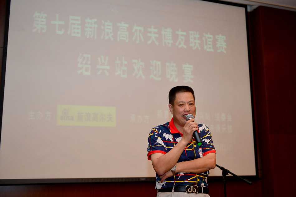 第七届新浪高尔夫博友欢聚晚宴纪实 博友威虎与一生朋友正在热切交谈,两人手势生动,似乎正在激烈讨论某场精彩的高尔夫赛事。