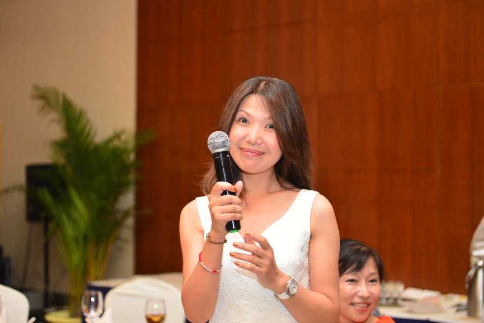 第七届新浪高尔夫博友欢聚晚宴纪实 新浪高尔夫频道的赖贺斌主编(右)与博友双子座的鸡亲切碰杯,两人脸上都洋溢着真挚愉快的笑容。