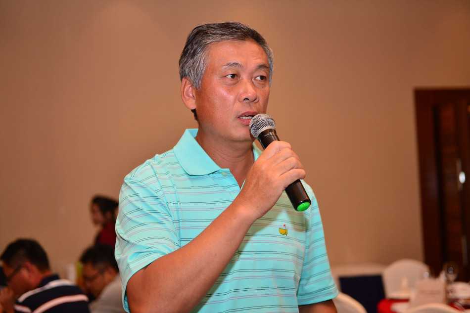 第七届新浪高尔夫博友欢聚晚宴纪实 来自贵阳的博友小倩(左一)与另一位女性朋友JOANNA(右一)正在聆听身旁友人的谈话,神情专注而愉悦。