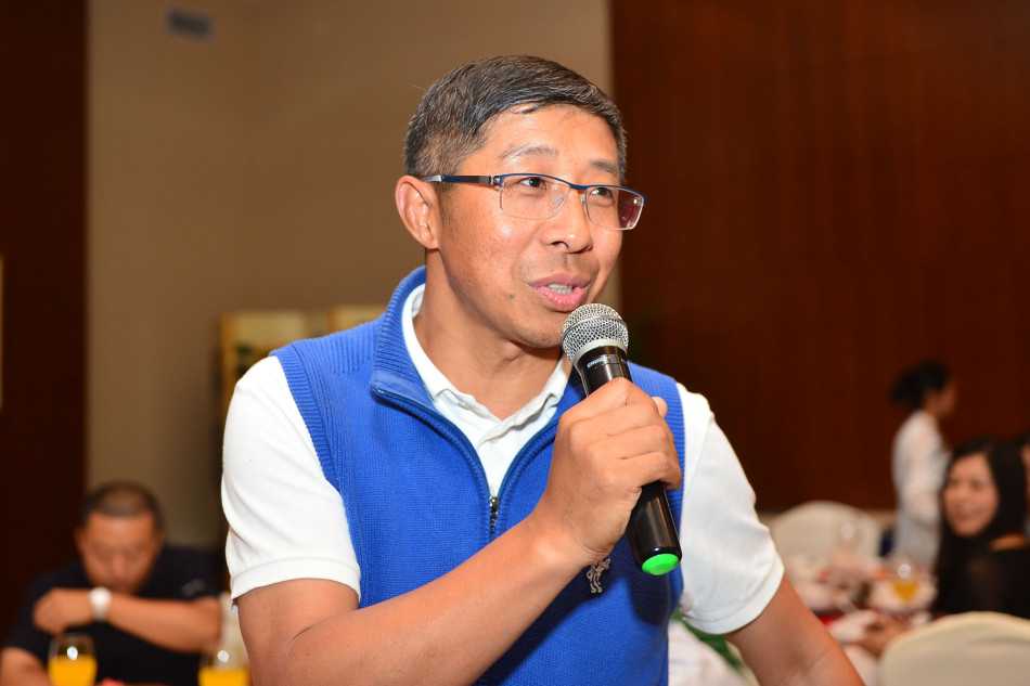 全体博友大合影，人群中央展开写有第七届新浪高尔夫博友欢聚会字样的红色横幅，每个人都在对着镜头开心欢笑，场面盛大而温馨。