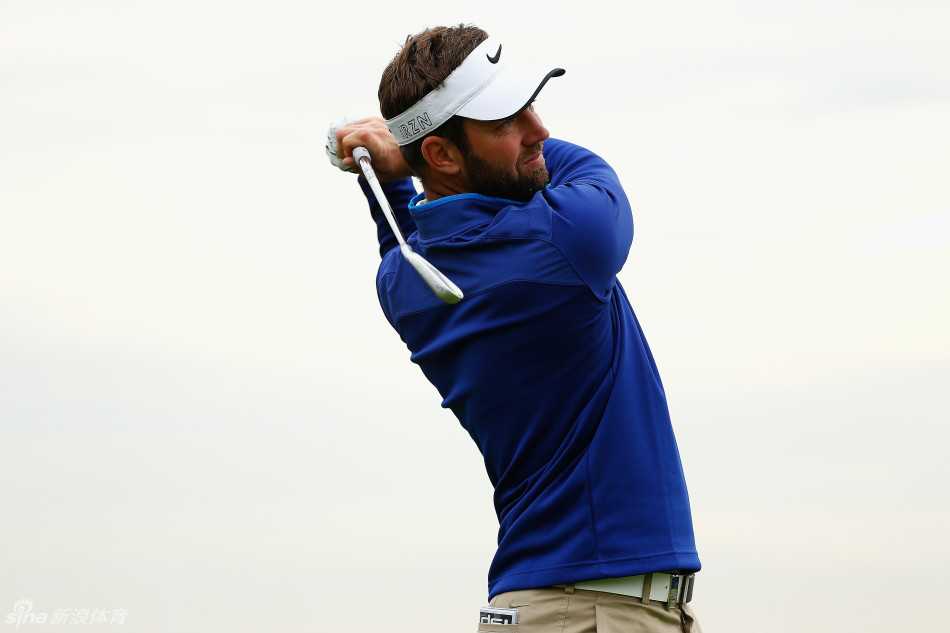 绿茵之上:挥杆间的力与美,果岭上的智与静 高尔夫球员杰米森全力挥杆瞬间,身体充分扭转,球杆划出完美弧线