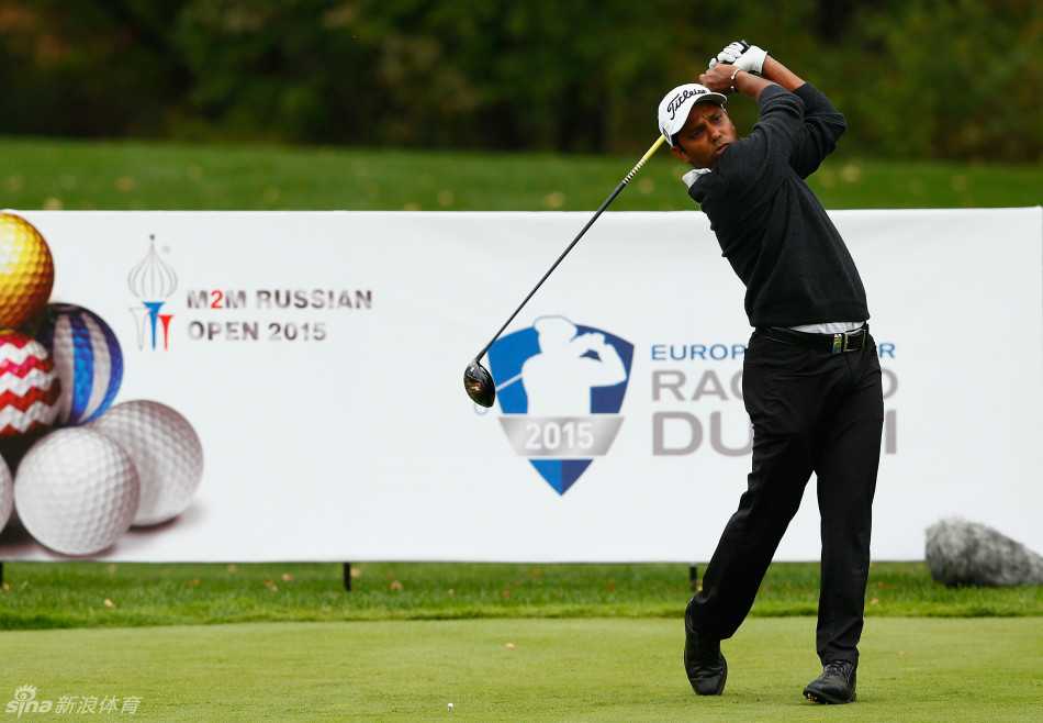 绿茵之上:挥杆间的力与美,果岭上的智与静 意大利高尔夫名将弗朗西斯科·莫里纳利在果岭上俯身,目光如炬地审视推杆线路的起伏