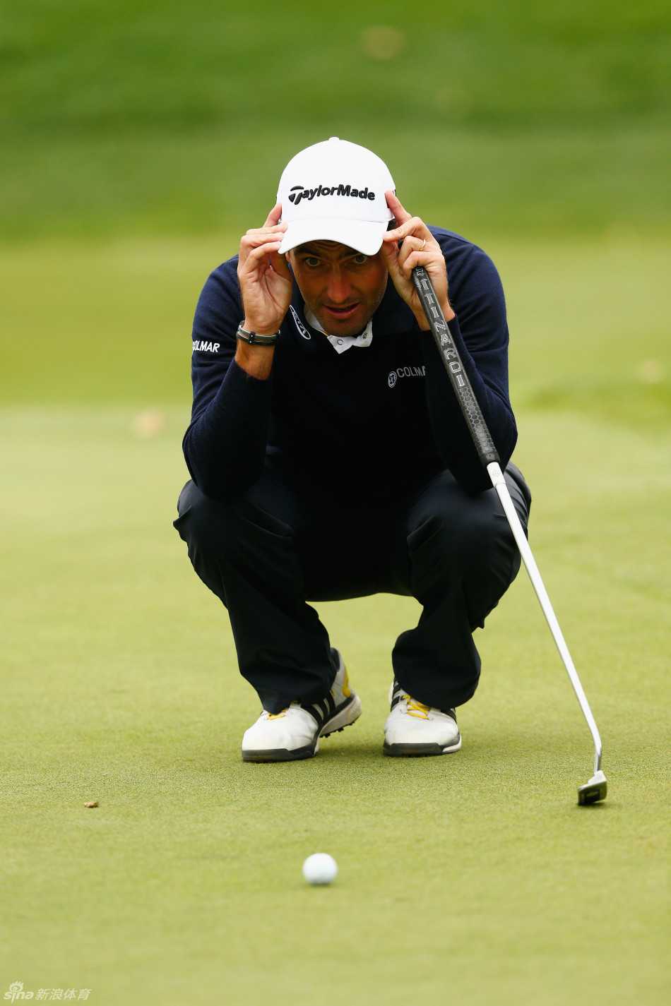 绿茵之上:挥杆间的力与美,果岭上的智与静 威尔士高尔夫球员布拉德利·德雷奇在长草中观察球位,准备下一杆挑战