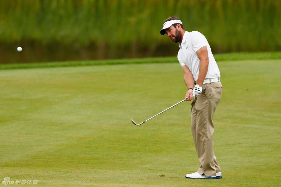 绿茵之上:挥杆间的力与美,果岭上的智与静 球员杰米森完成击球后,身体保持完美的收杆平衡,目送小球飞向远方