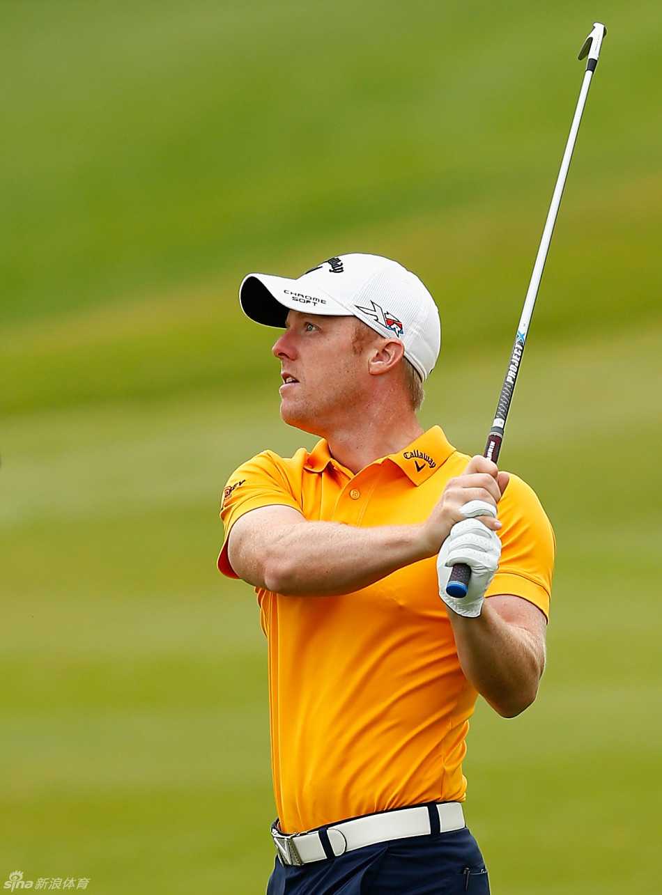 绿茵之上:挥杆间的力与美,果岭上的智与静 球员高恩特在万众瞩目下果断推出关键一杆,小白球开始沿果岭向球洞滚动