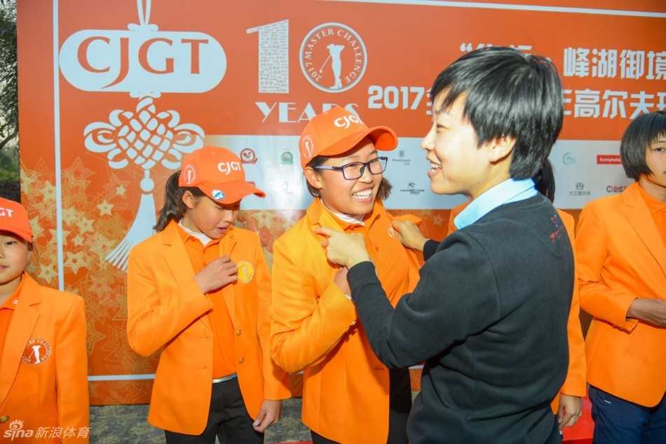 第十届全国青少年高尔夫精英赛阳江收杆 挥杆少年闪耀果岭 小球员凝神静气,全力挥出一号木开球,白色小球在空中划出优美弧线。