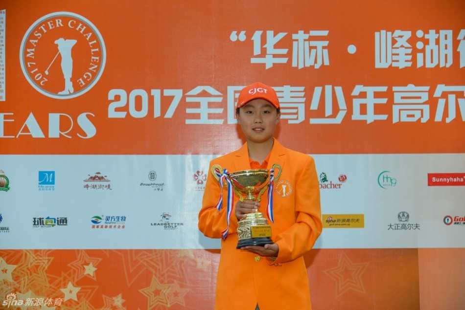 第十届全国青少年高尔夫精英赛阳江收杆 挥杆少年闪耀果岭 小球落入果岭边沙坑,小球员正全神贯注准备救球,沙坑杆已瞄准球后沙粒。