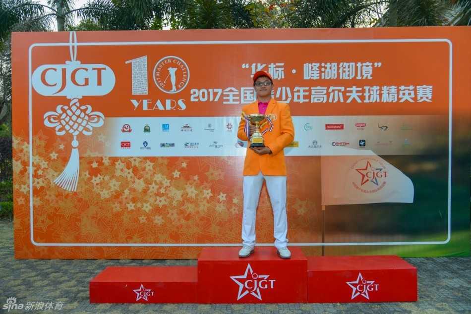 第十届全国青少年高尔夫精英赛阳江收杆 挥杆少年闪耀果岭 少年选手完成击球后,优雅收杆,身姿挺拔,目光坚定追随着球的轨迹。