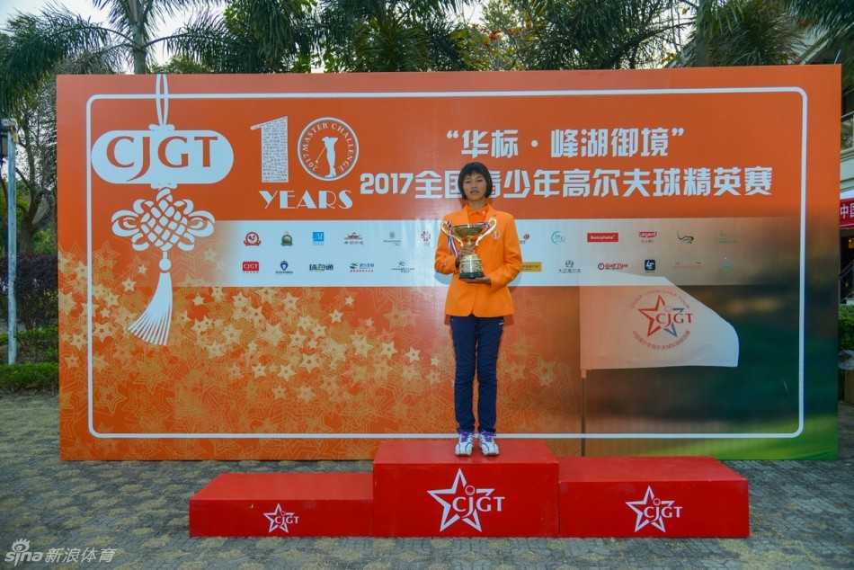 第十届全国青少年高尔夫精英赛阳江收杆 挥杆少年闪耀果岭 小球员在果岭上俯身仔细观察推杆线路,神情专注,不放过任何一丝坡度变化。