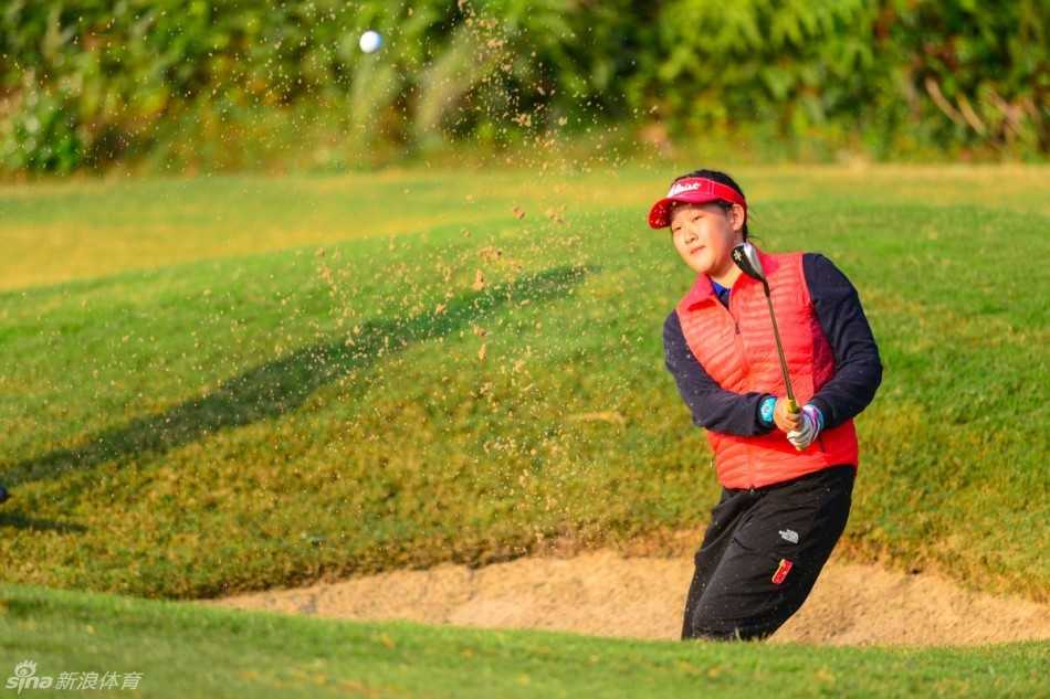 第十届全国青少年高尔夫精英赛阳江收杆 挥杆少年闪耀果岭 获奖选手们与嘉宾教练齐聚果岭,手捧奖杯奖牌,在阳光下绽放自豪而纯真的笑容。