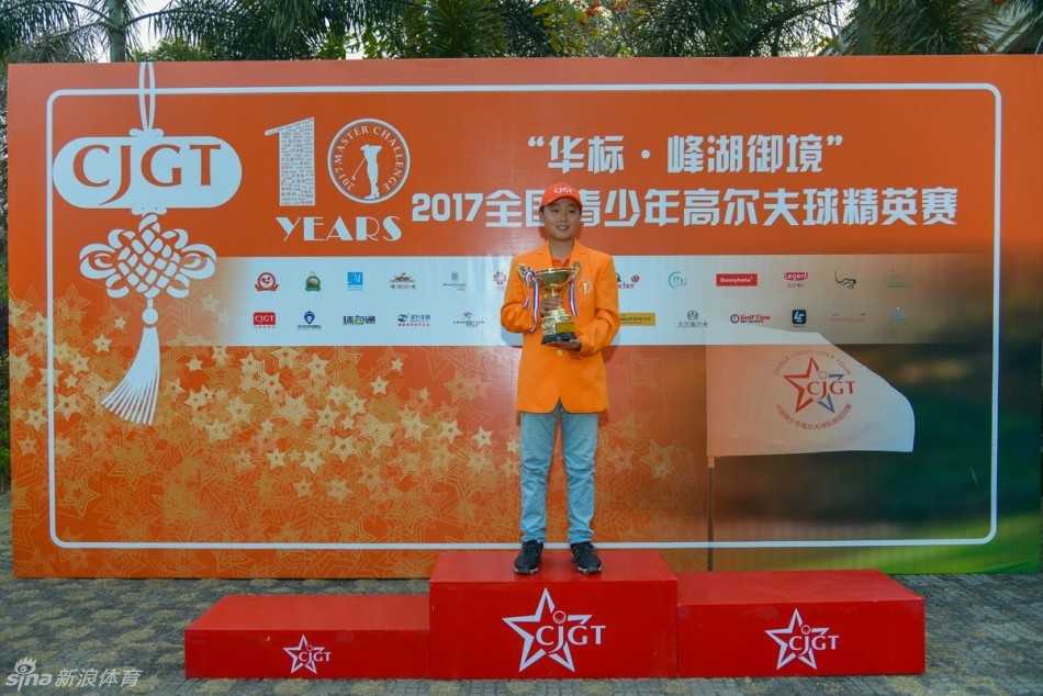 第十届全国青少年高尔夫精英赛阳江收杆 挥杆少年闪耀果岭 一位少年选手完成挥杆后,做出标准的一号木收杆动作,身姿潇洒挺拔,极具观赏性。