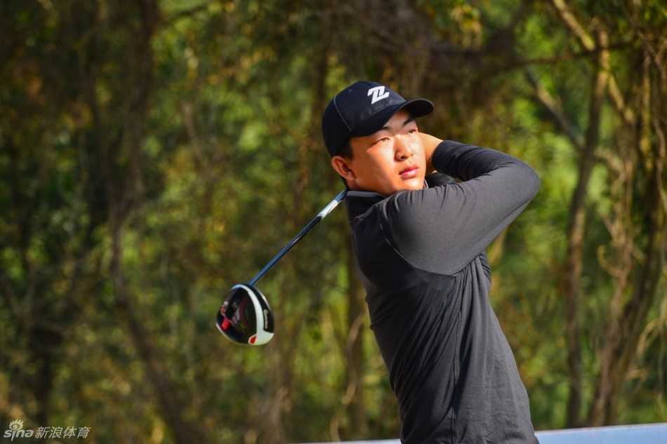 第十届全国青少年高尔夫精英赛阳江收杆 挥杆少年闪耀果岭 小球员在球道上等待击球,手扶球包凝望远方,眼神中充满对下一杆的思考与决心。