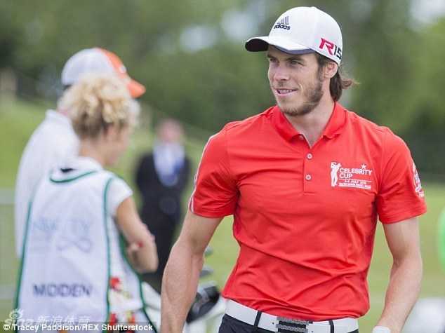 贝尔在果岭上仔细查看推杆线路，一次意外的推杆失误让他面露无奈与错愕，高尔夫运动的微妙与挑战尽在这一刻。