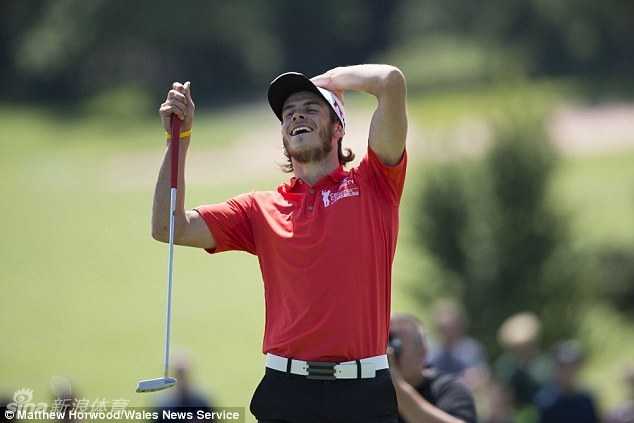 夺冠时刻香槟四溅！贝尔与威尔士队队友们在第十八洞果岭上疯狂庆祝，尽情喷洒香槟，喜悦之情宛如赢得了世界杯。