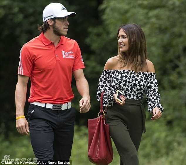 贝尔的女友艾玛·里斯-琼斯全程在场边支持，她的目光温柔地追随着贝尔，成为他跨界挑战中最坚实的后盾。