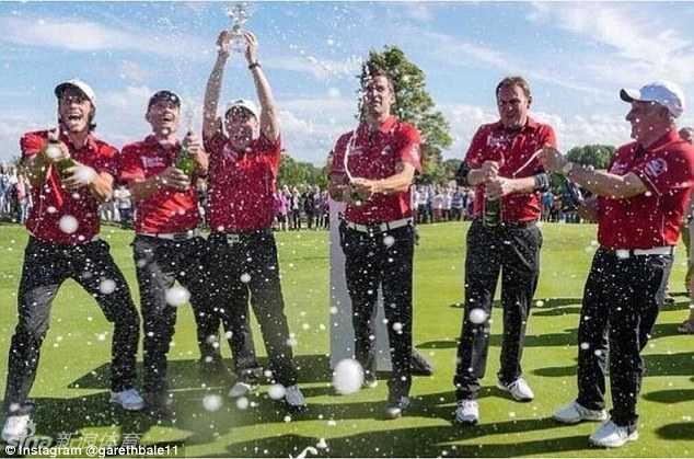 皇马球星贝尔在高尔夫球场上悠然漫步，背景是优美的球场风光，展现出足球之外他享受生活的另一面。