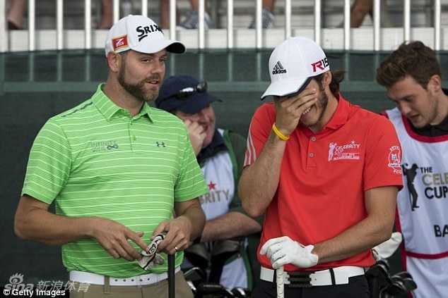 贝尔在凯尔特庄园球场上自信挥杆，阳光勾勒出他专注的侧影，完美诠释了运动天赋在不同领域间的闪耀。