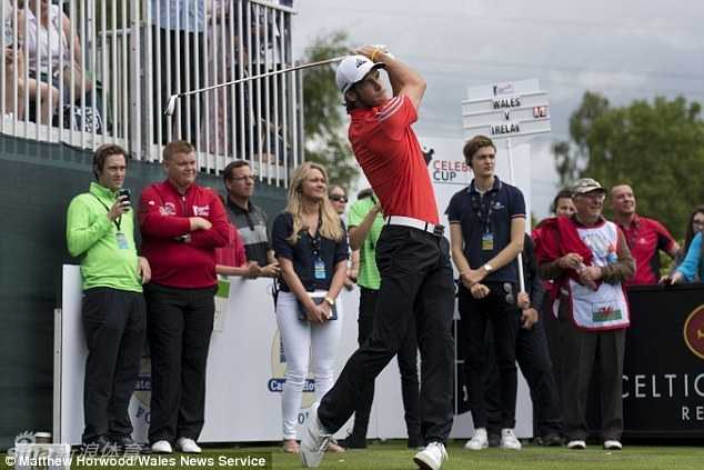 身着高尔夫运动装的贝尔面带微笑，眼神中透露出对这项运动纯粹的热爱，与足球场上的凌厉形象相映成趣。