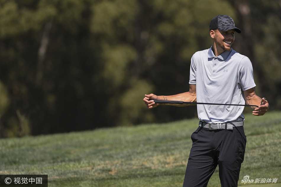 库里在威巡赛开球瞬间，神情专注姿态标准，篮球巨星展露另一面运动天赋