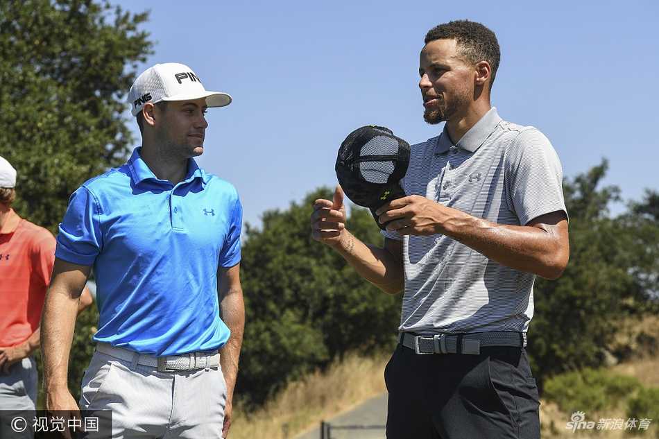 库里与职业球员泰勒-摩尔在果岭旁亲切交流，分享对不同运动的理解