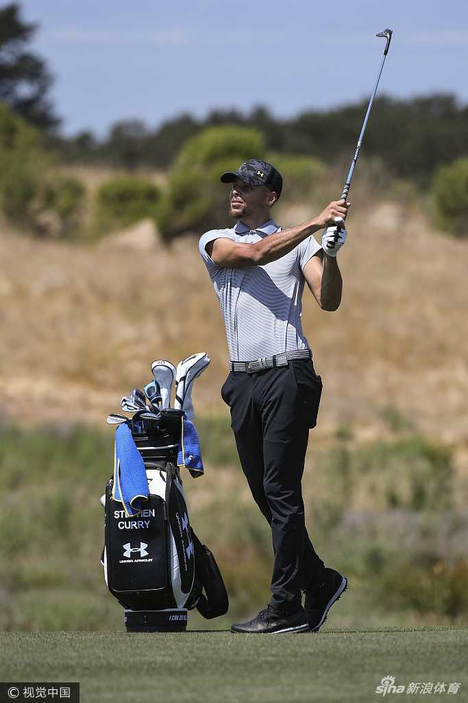 媒体记者层层围堵采访库里，彰显其跨界带来的巨大轰动效应