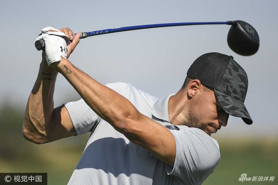 库里在练习果岭上认真推杆，展现细腻手感与专注度