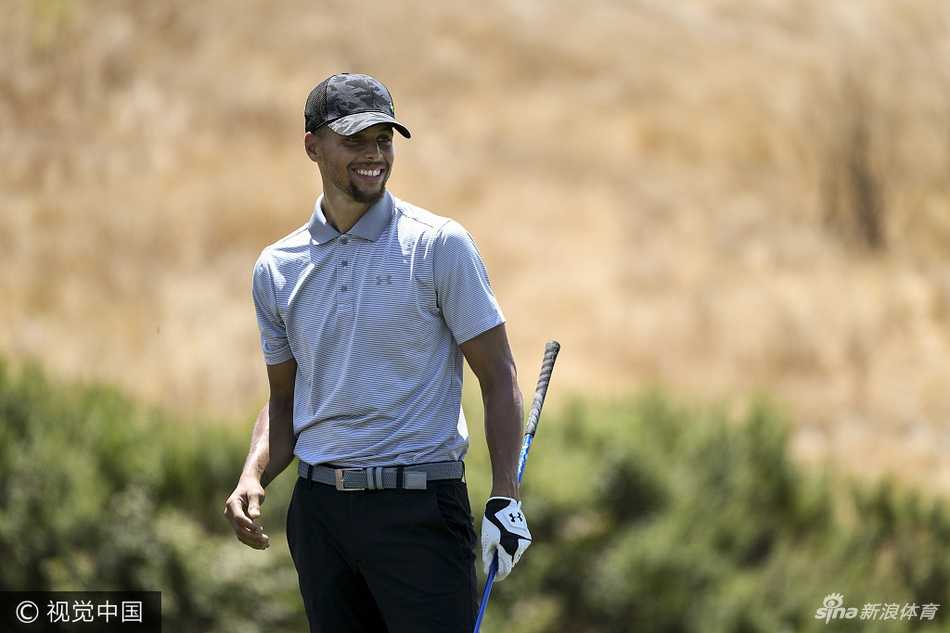 库里与自己的球包团队在一起，为即将开始的职业赛做最后准备