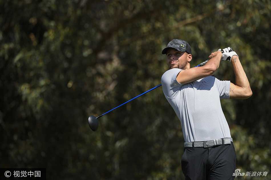 库里在赛前进行标准的上杆练习，动作流畅展现扎实基本功