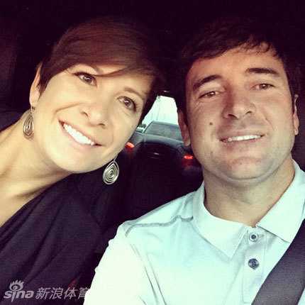 美国高尔夫名将巴巴-沃森与妻子在夕阳下温馨散步，笑容灿烂