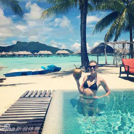 高尔夫女将保拉-克里默身着休闲裙装，与爱人在碧海白沙的沙滩上共度甜蜜时光