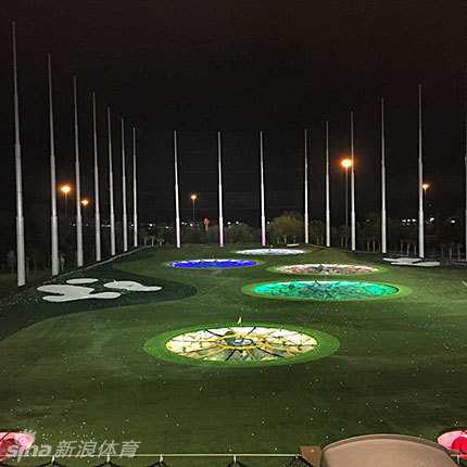 年轻的天才球员乔丹·斯皮思在练习场全神贯注地调整自己的挥杆动作